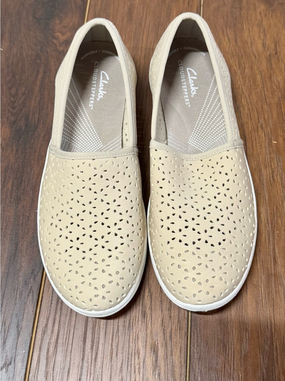 NWOB Clark’s Cloudsteppers Breeze Emily Slip On Sneakers 9M Taupe Tan